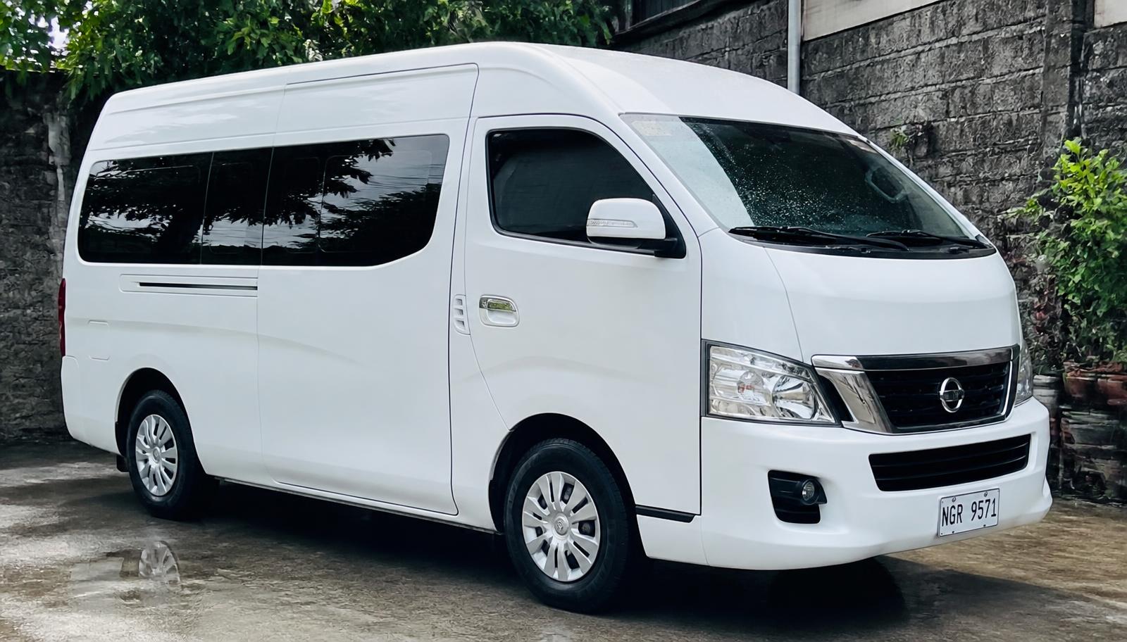 Van tipo Urvan lavada por Star Wash